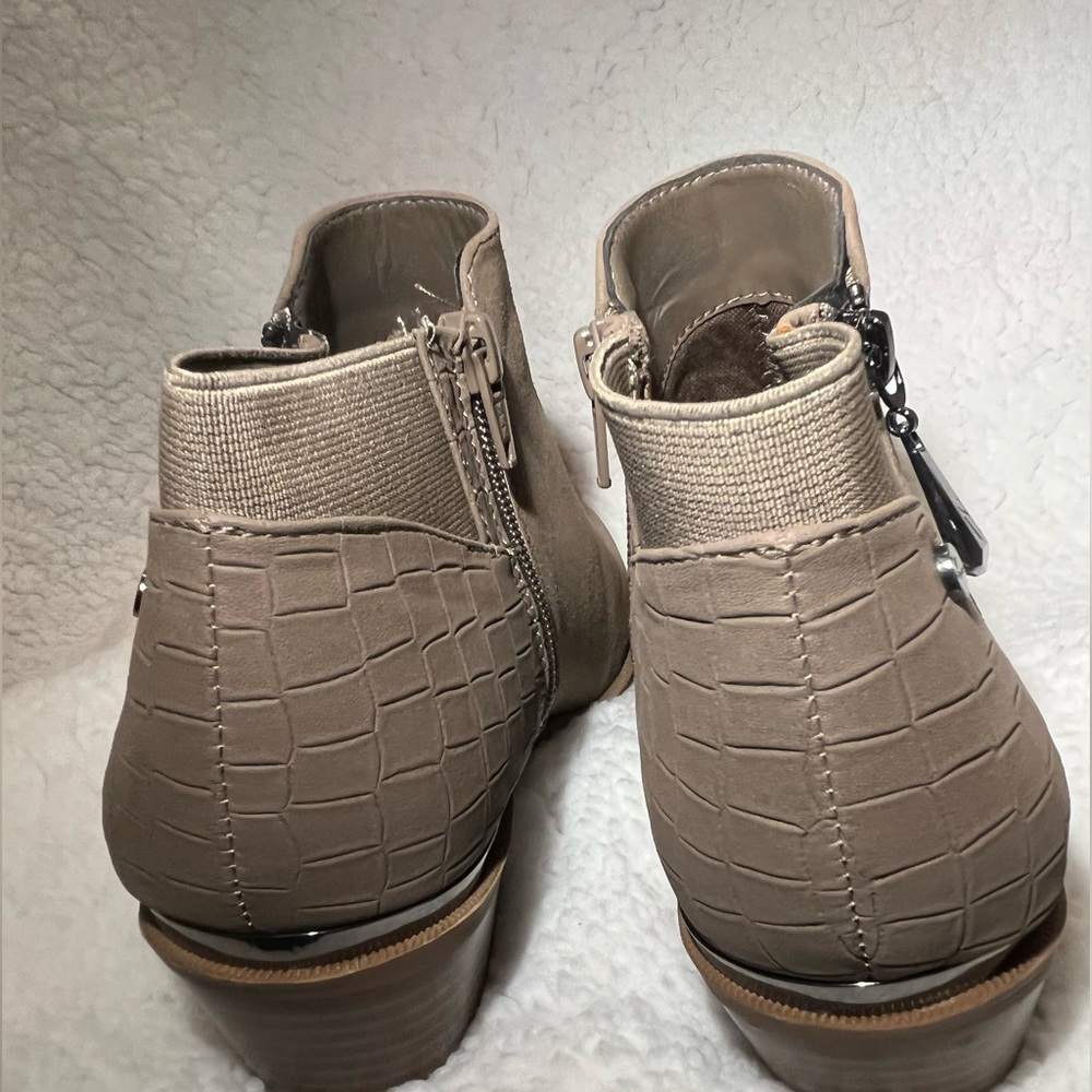 NWOT-Womens Vera Wang Taupe Booties - Picture 5 of 11